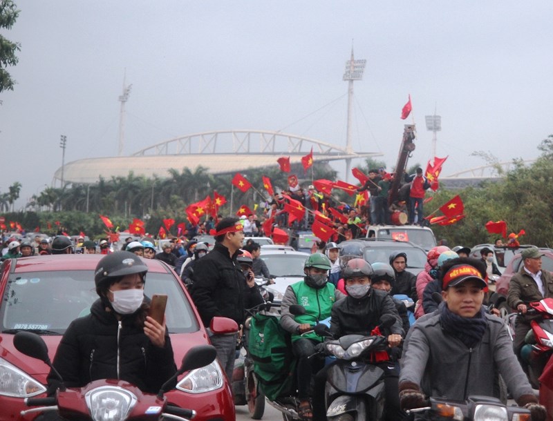 Xe cẩu, xe tải chở người hâm mộ đổ về khách sạn